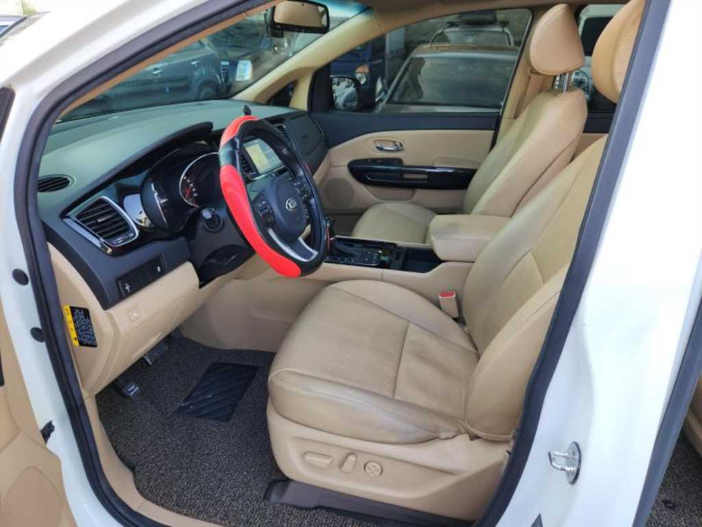 KIA Carnival - Vista 11