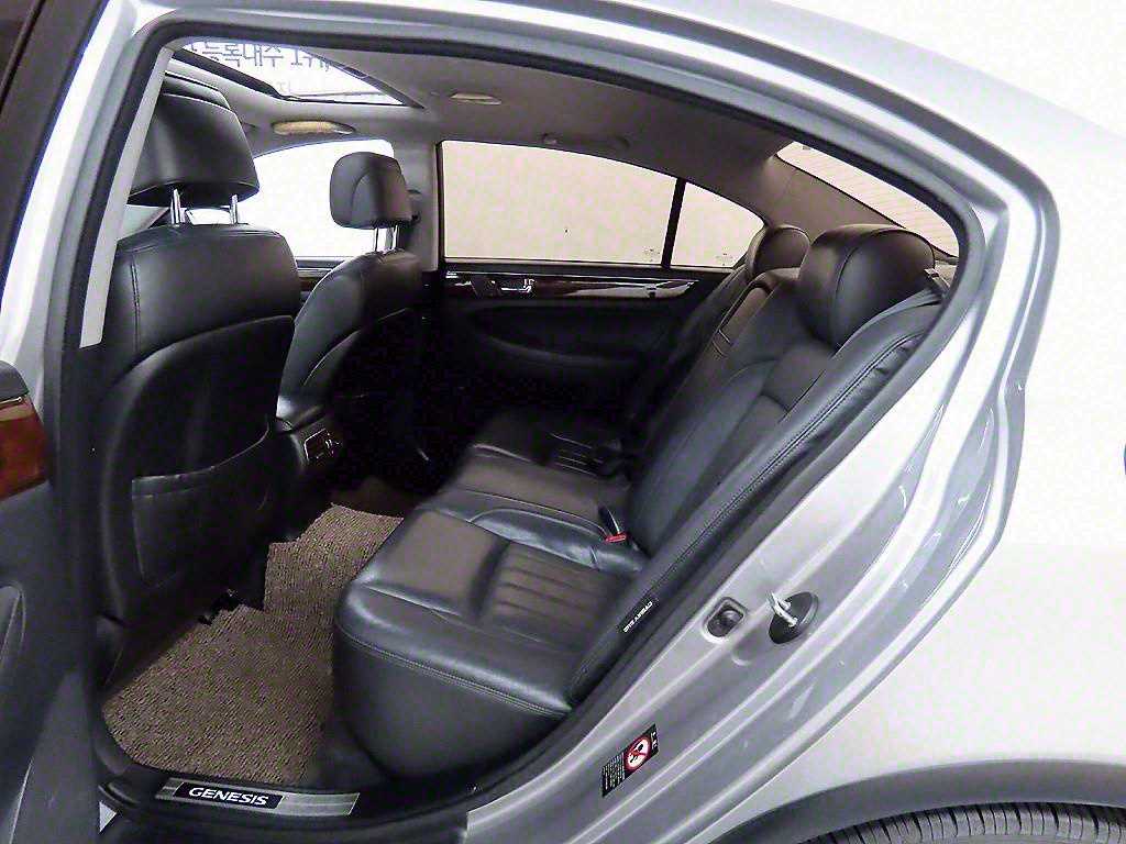 HYUNDAI Genesis - Vista 6