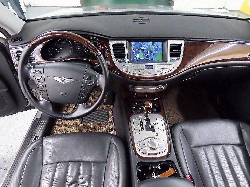 HYUNDAI Genesis - Vista 7