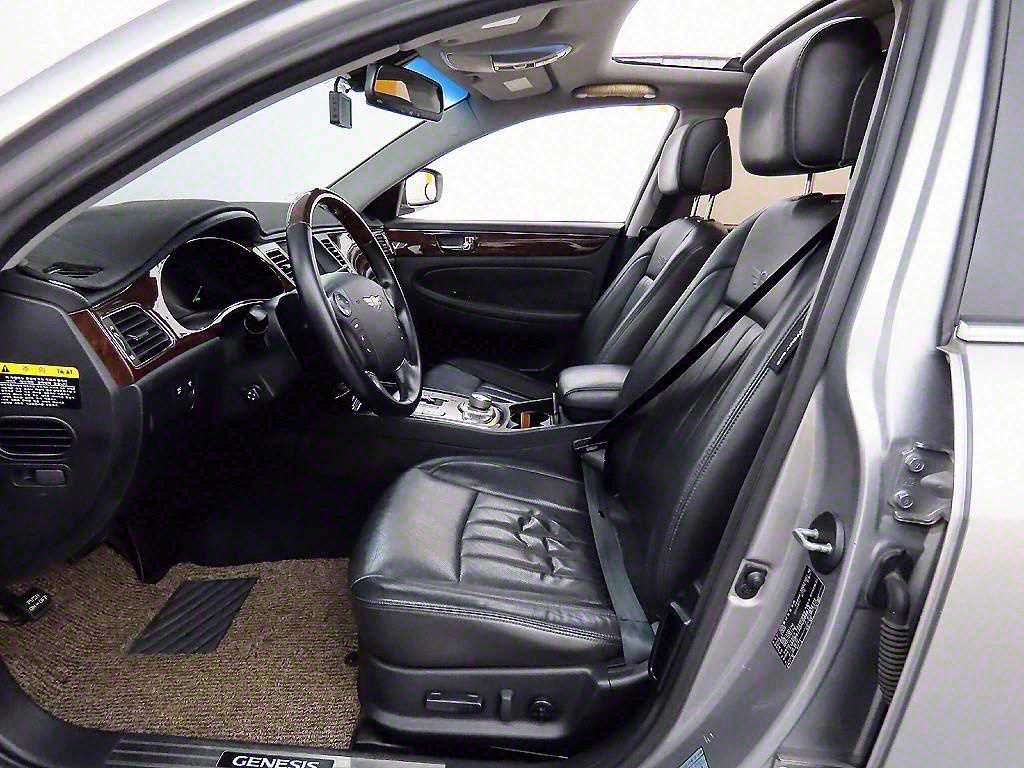 HYUNDAI Genesis - Vista 5