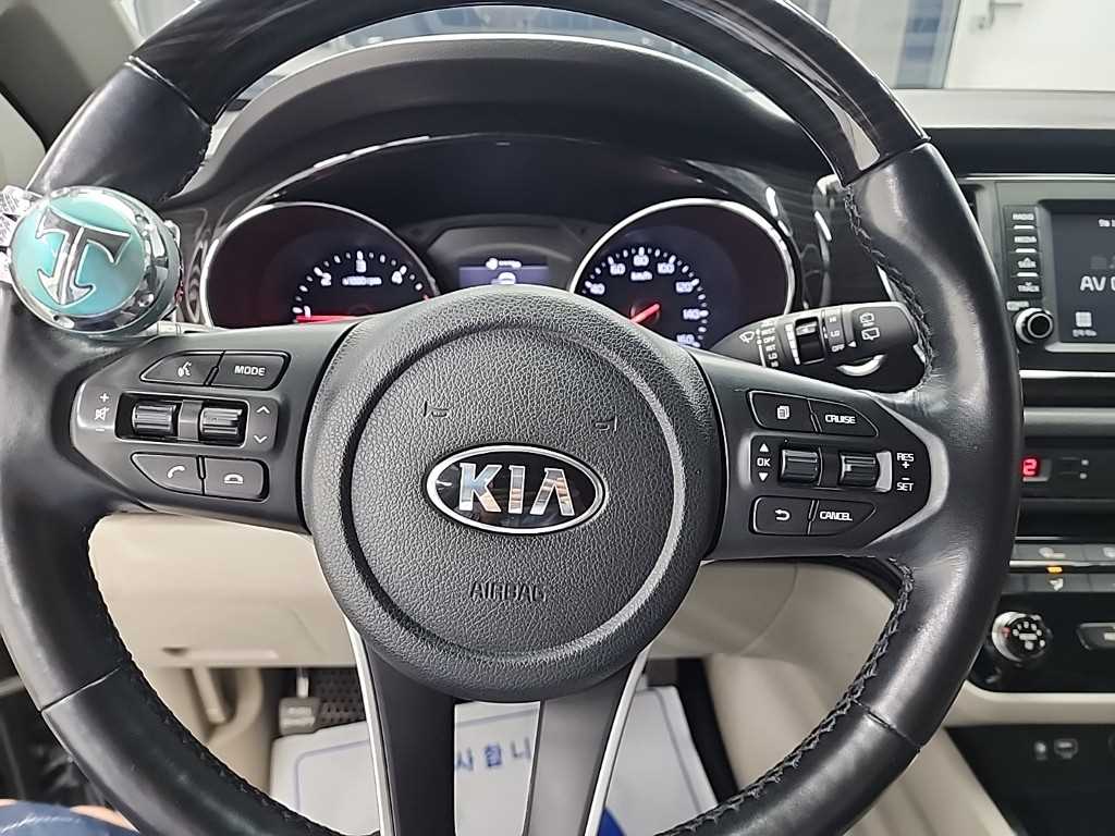 KIA Carnival - Vista 9