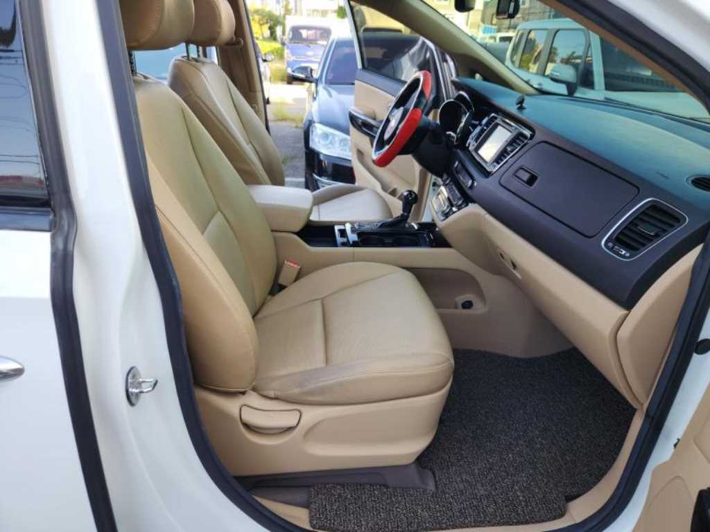 KIA Carnival - Vista 12