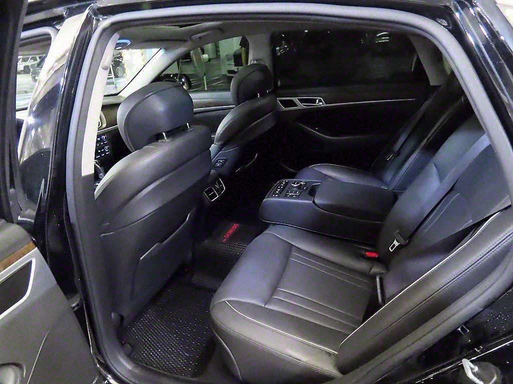 HYUNDAI Genesis - Vista 7