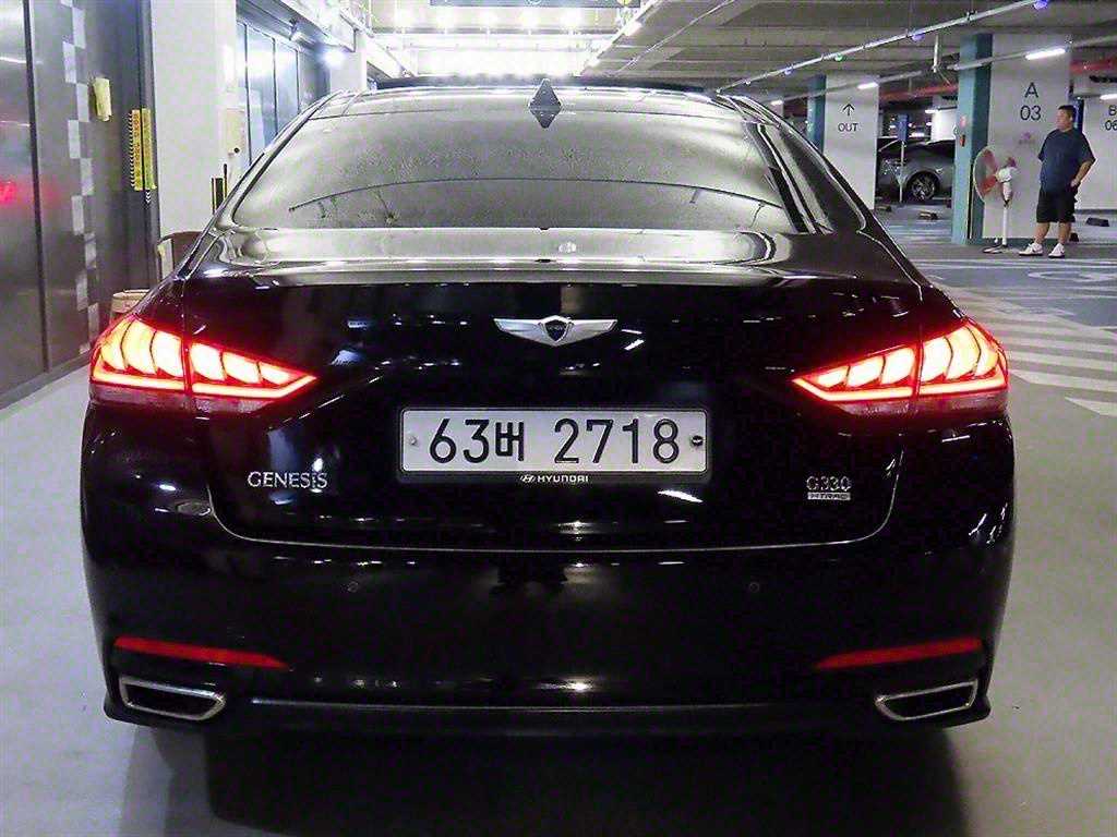 HYUNDAI Genesis - Vista 5