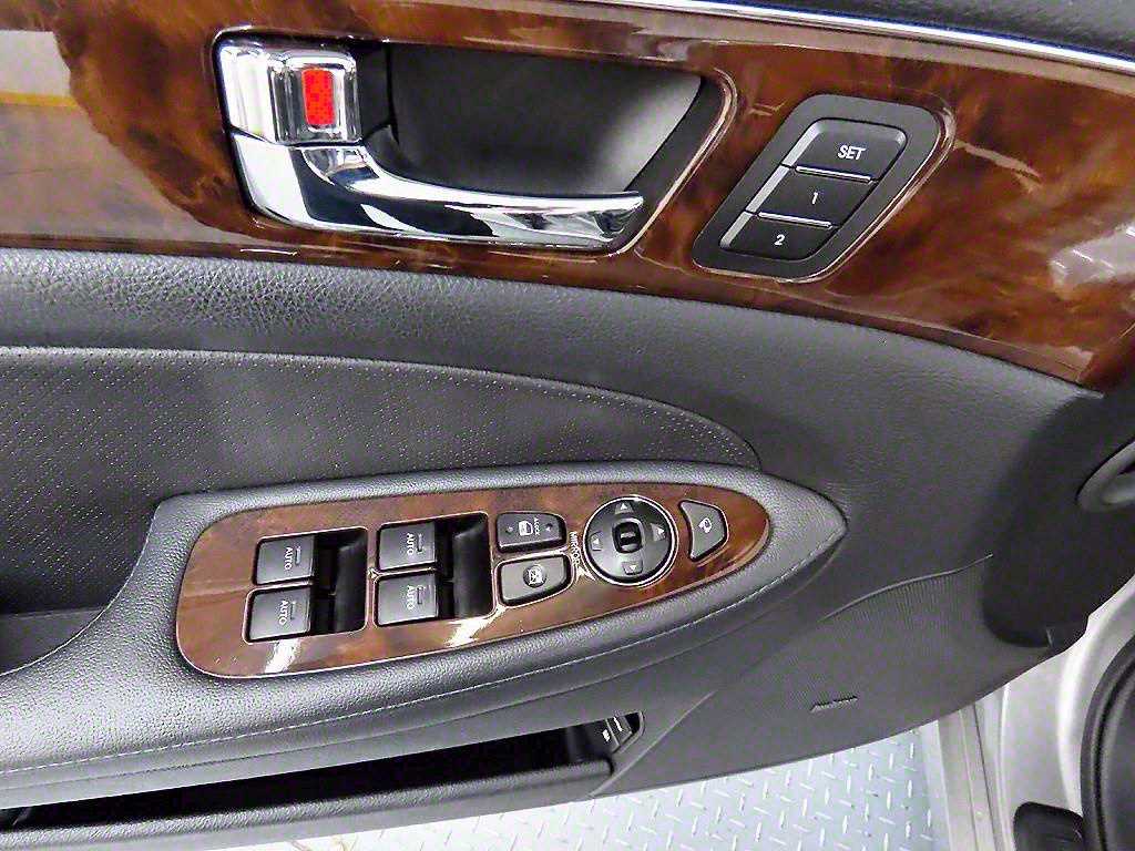 HYUNDAI Genesis - Vista 11