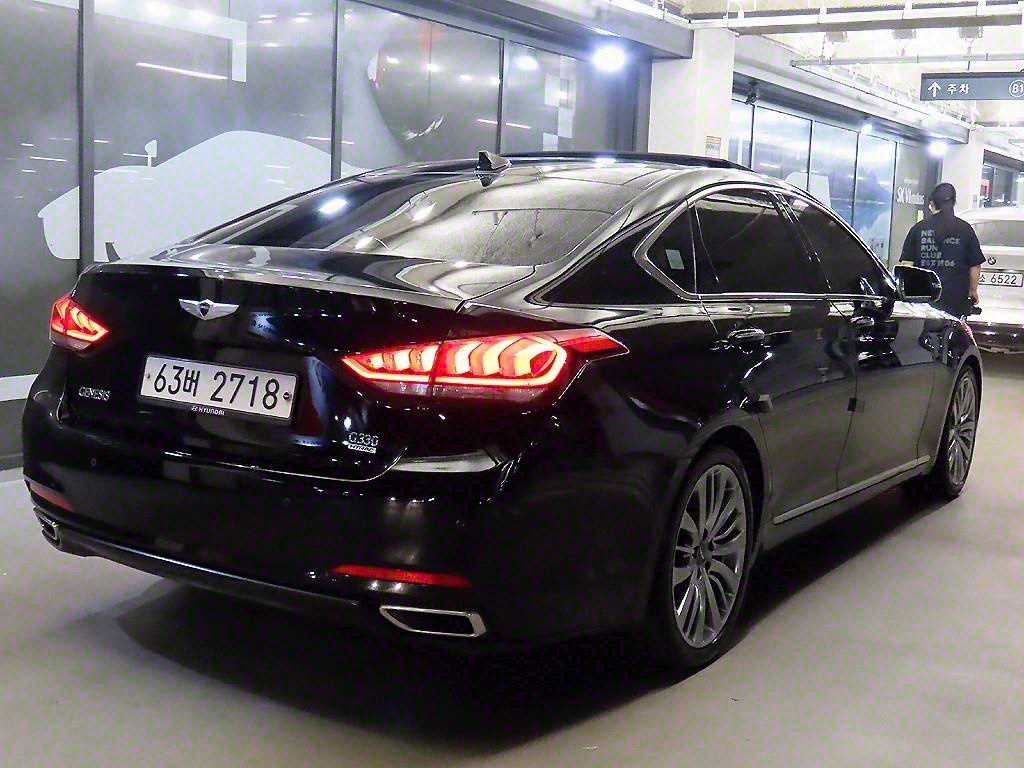 HYUNDAI Genesis - Vista 4