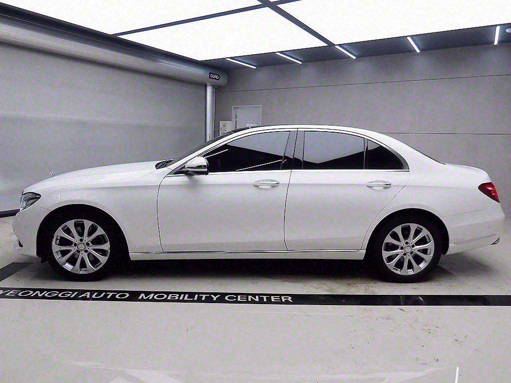 Mercedes Benz E class - Vista 4