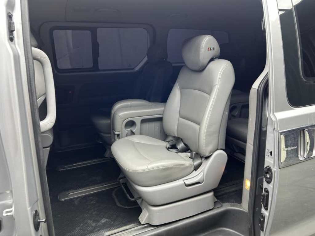 HYUNDAI Starex - Vista 5