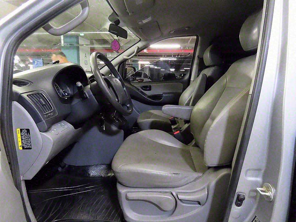 HYUNDAI Starex - Vista 6