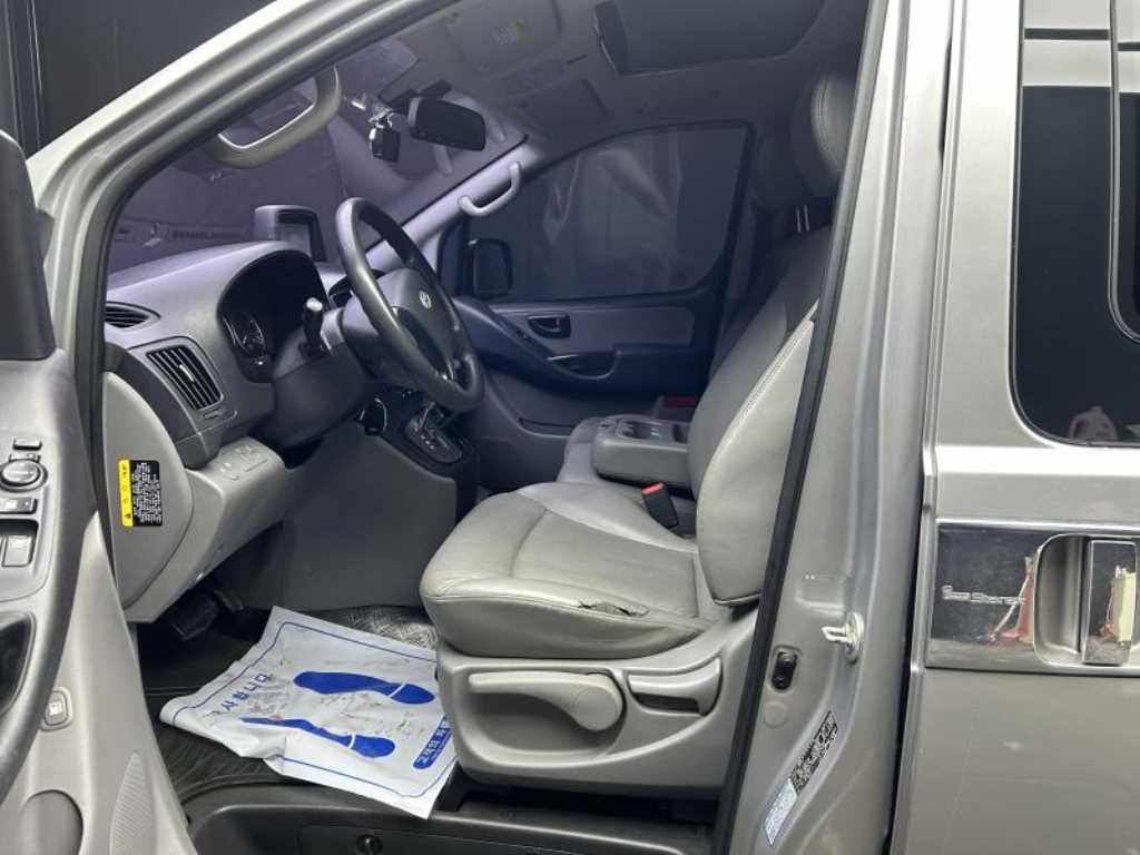 HYUNDAI Starex - Vista 6