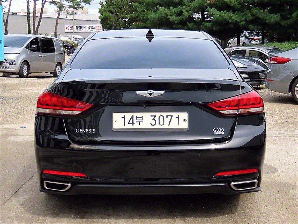 HYUNDAI Genesis - Vista 4