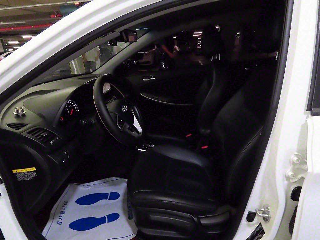 HYUNDAI Accent - Vista 6