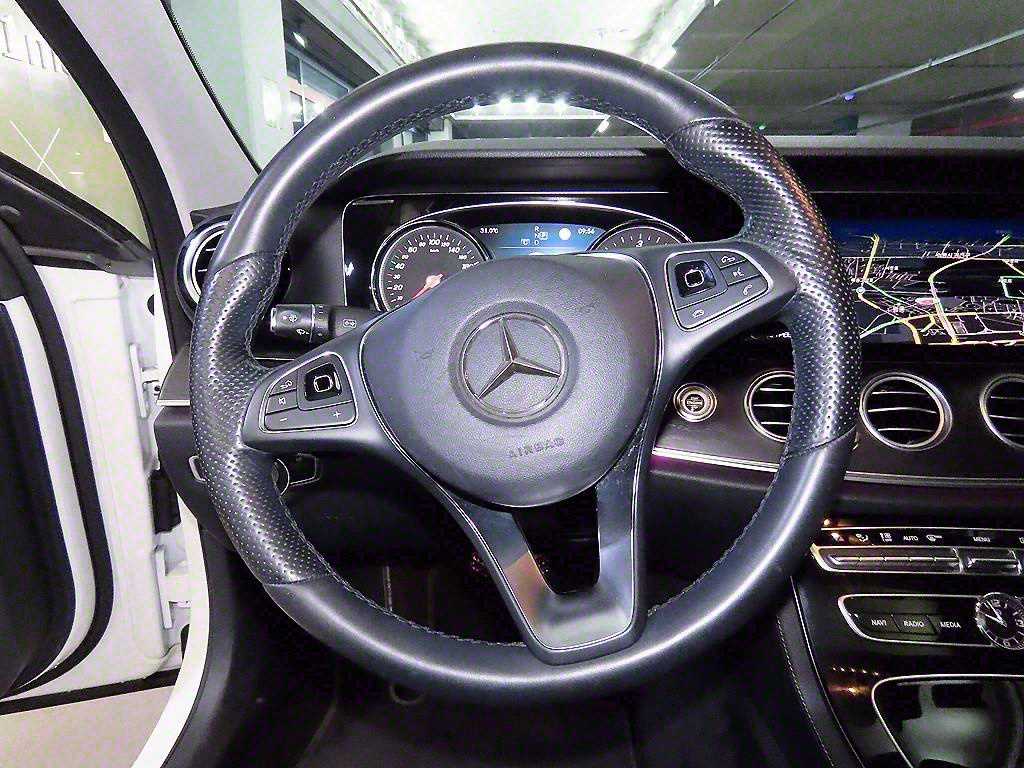 Mercedes Benz E class - Vista 8