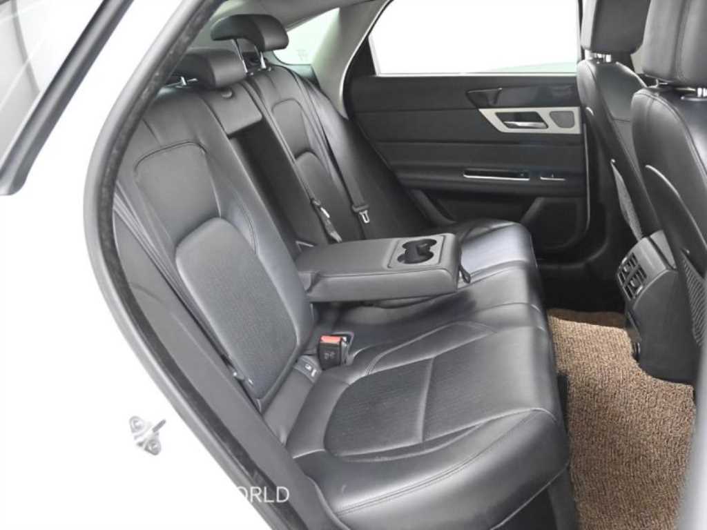 Jaguar XF - Vista 12