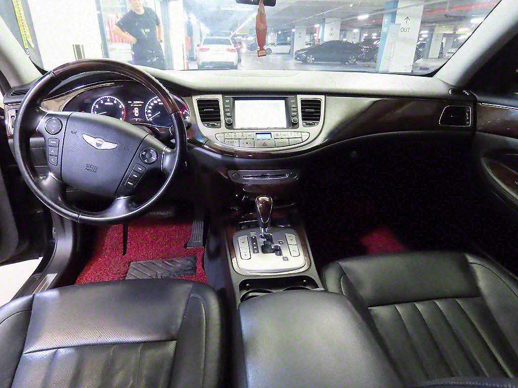 HYUNDAI Genesis - Vista 10