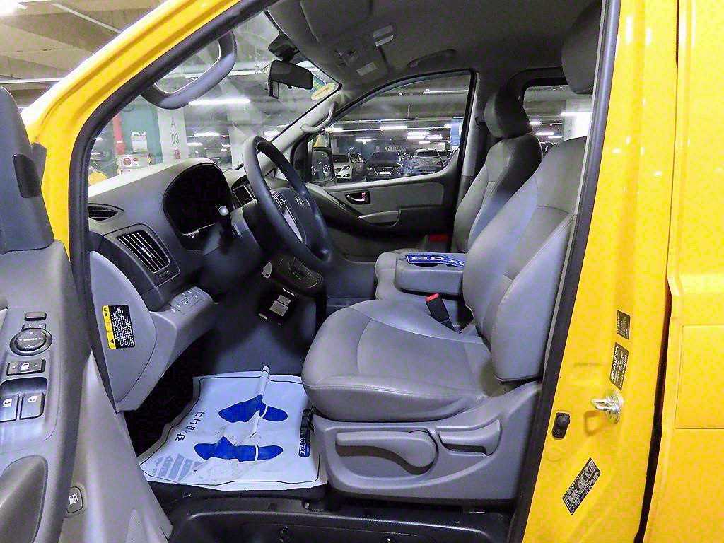 HYUNDAI Starex - Vista 6