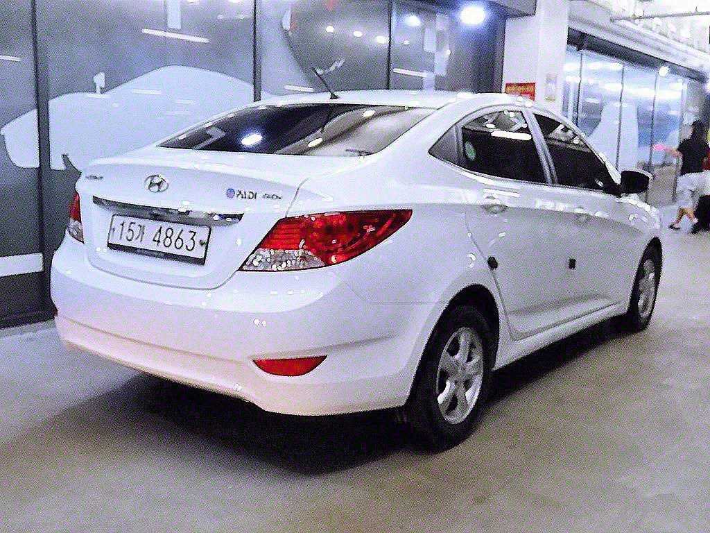 HYUNDAI Accent - Vista 4