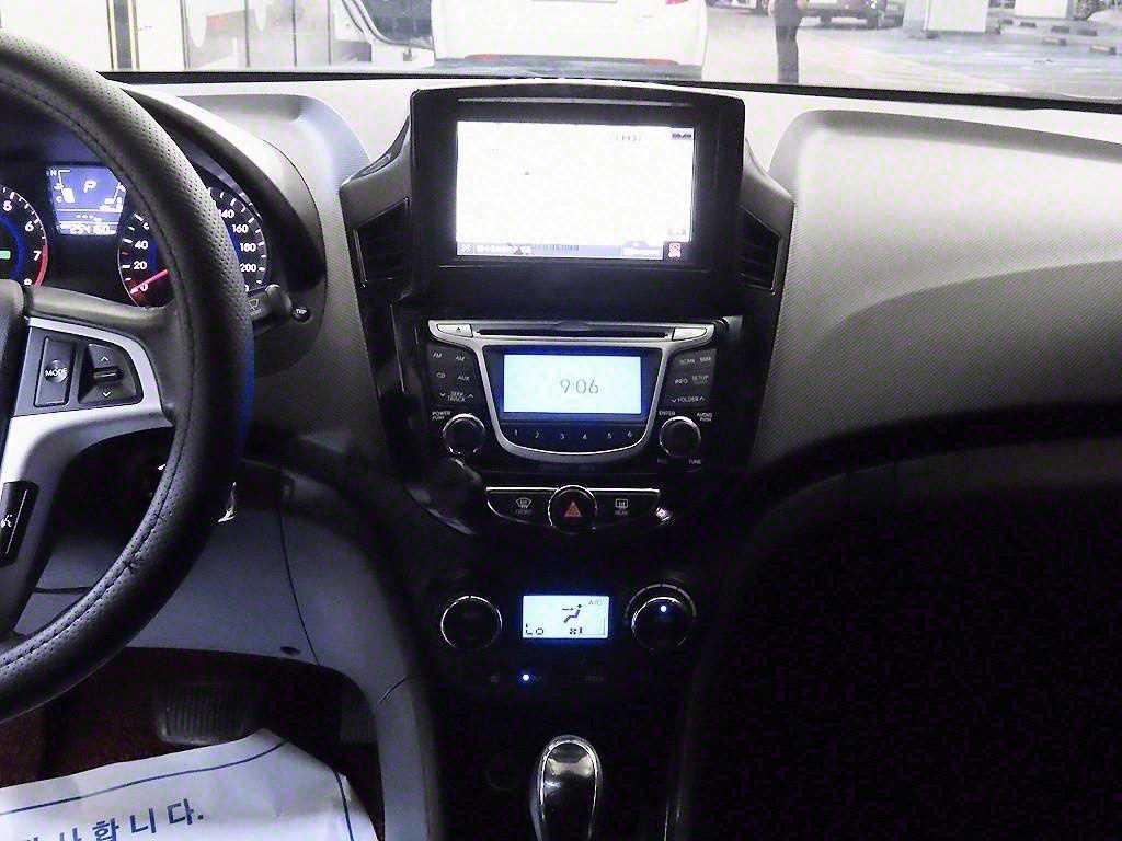 HYUNDAI Accent - Vista 11