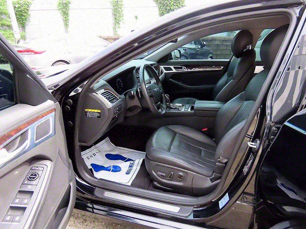 HYUNDAI Genesis - Vista 5