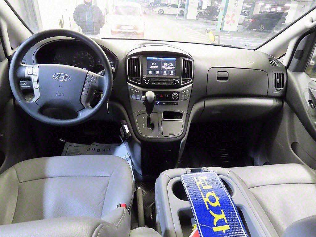 HYUNDAI Starex - Vista 10