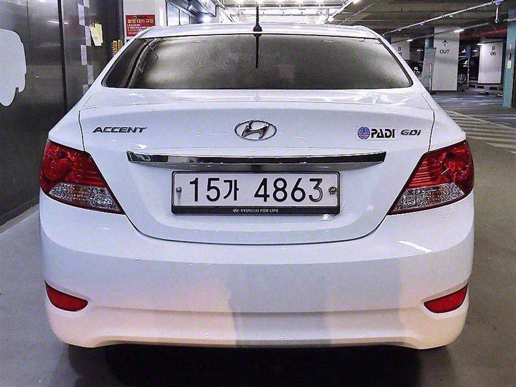 HYUNDAI Accent - Vista 5