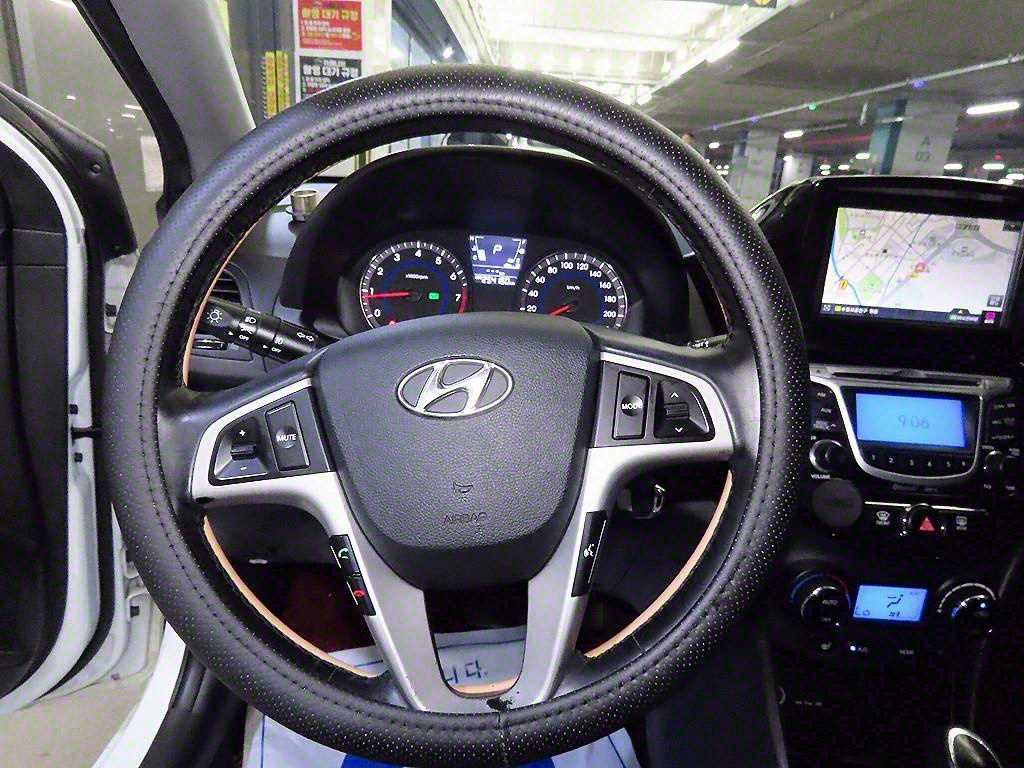 HYUNDAI Accent - Vista 8