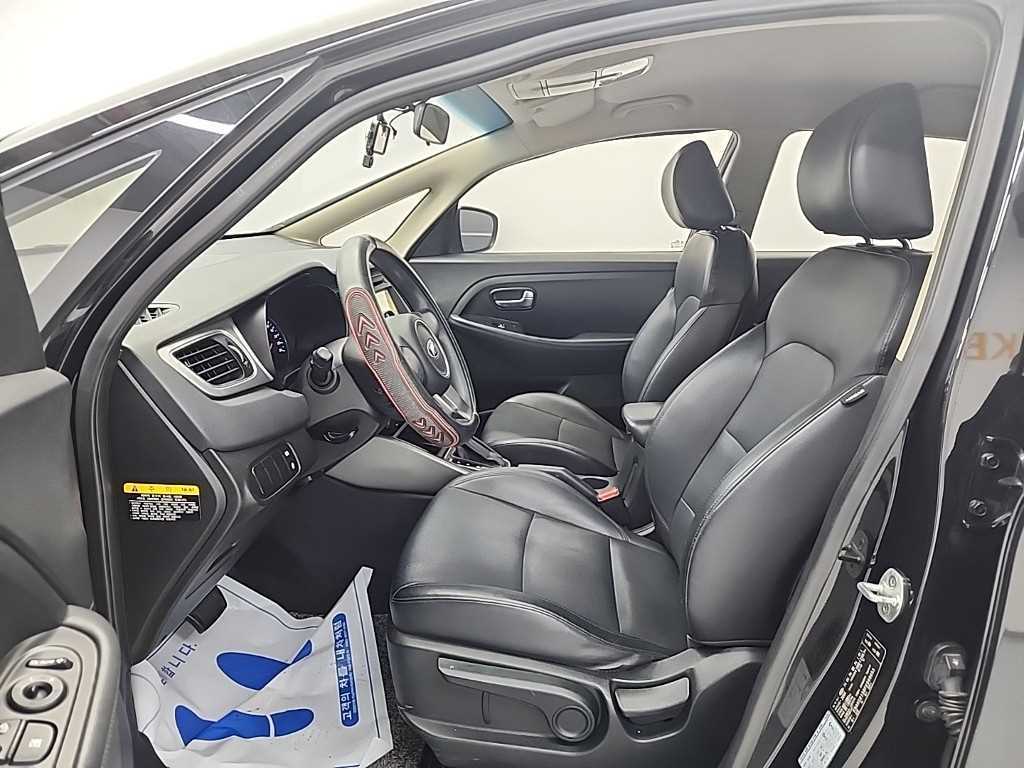 KIA Carens - Vista 11