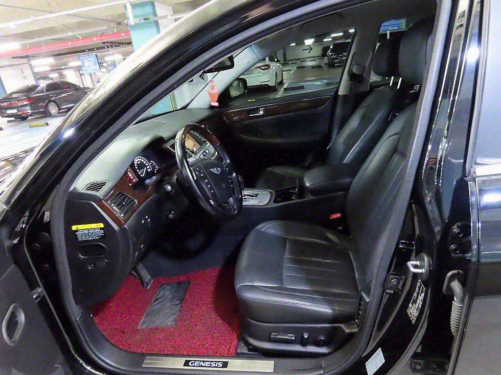 HYUNDAI Genesis - Vista 6