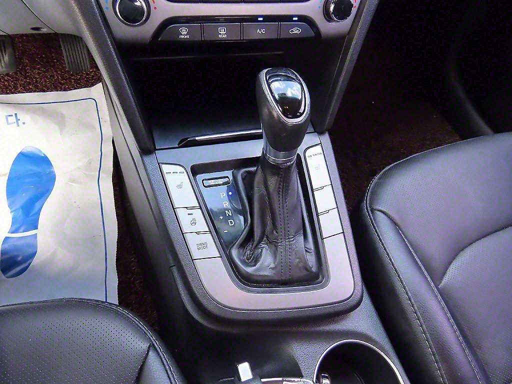 HYUNDAI Avante - Vista 10