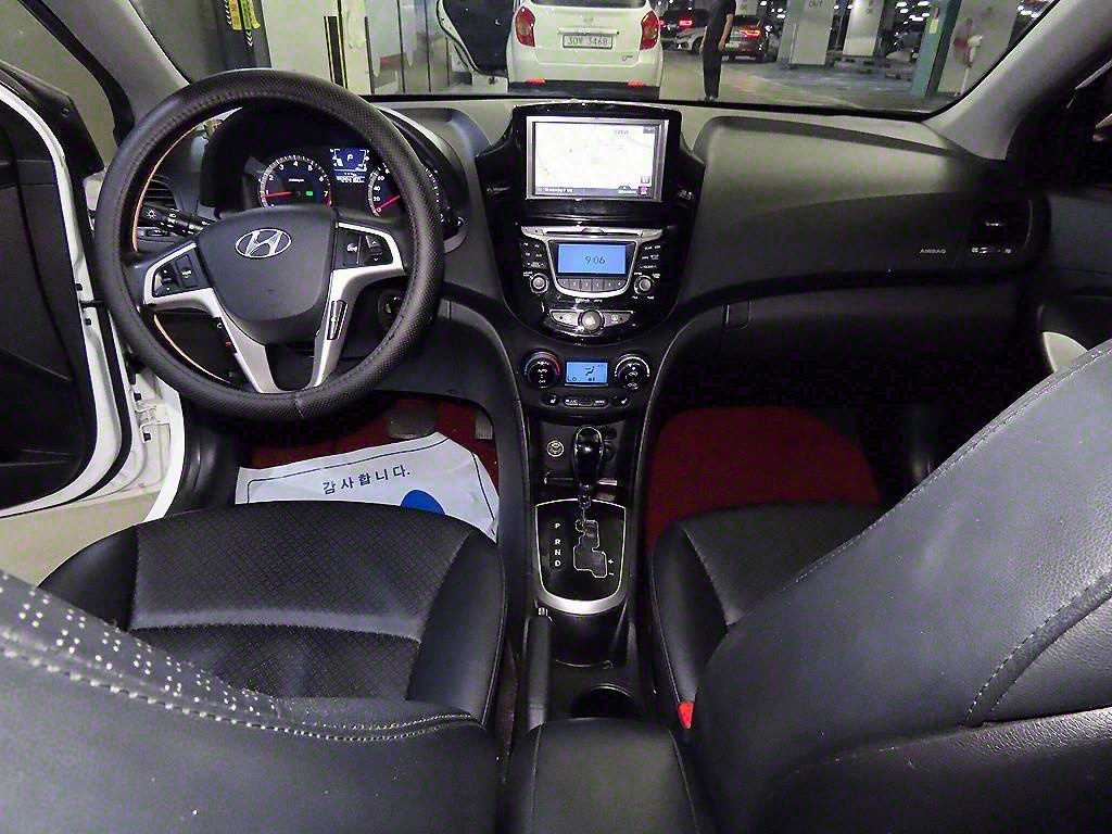 HYUNDAI Accent - Vista 10