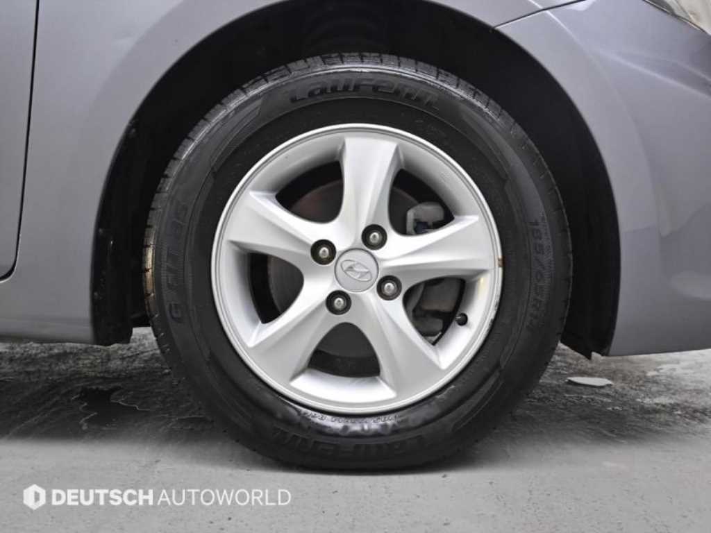 HYUNDAI Accent - Vista 5