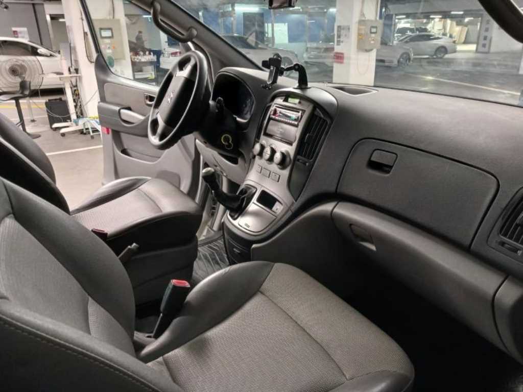 HYUNDAI Starex - Vista 7