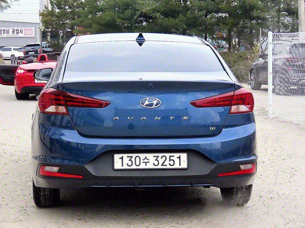 HYUNDAI Avante - Vista 4