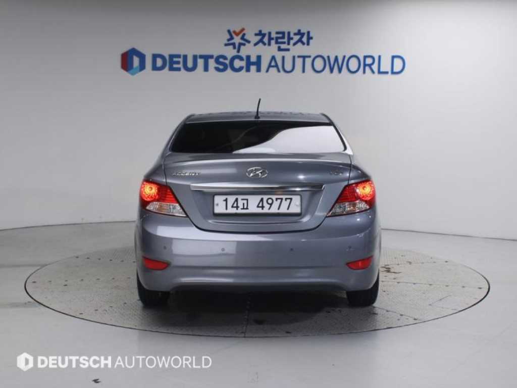 HYUNDAI Accent - Vista 4