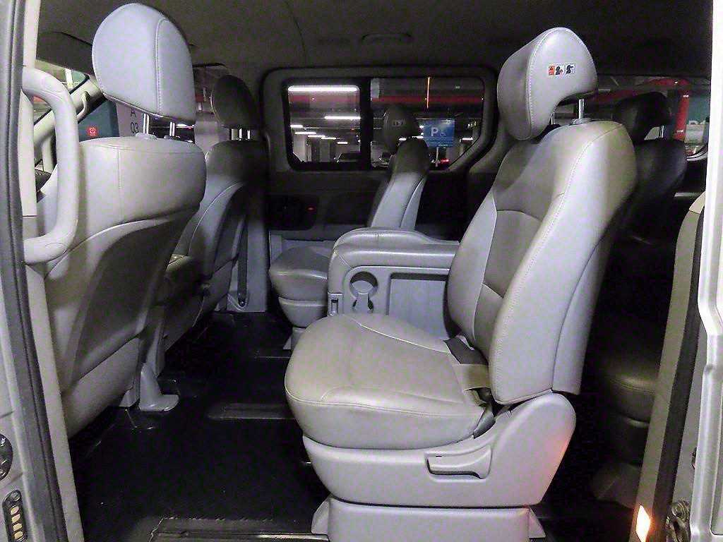 HYUNDAI Starex - Vista 7