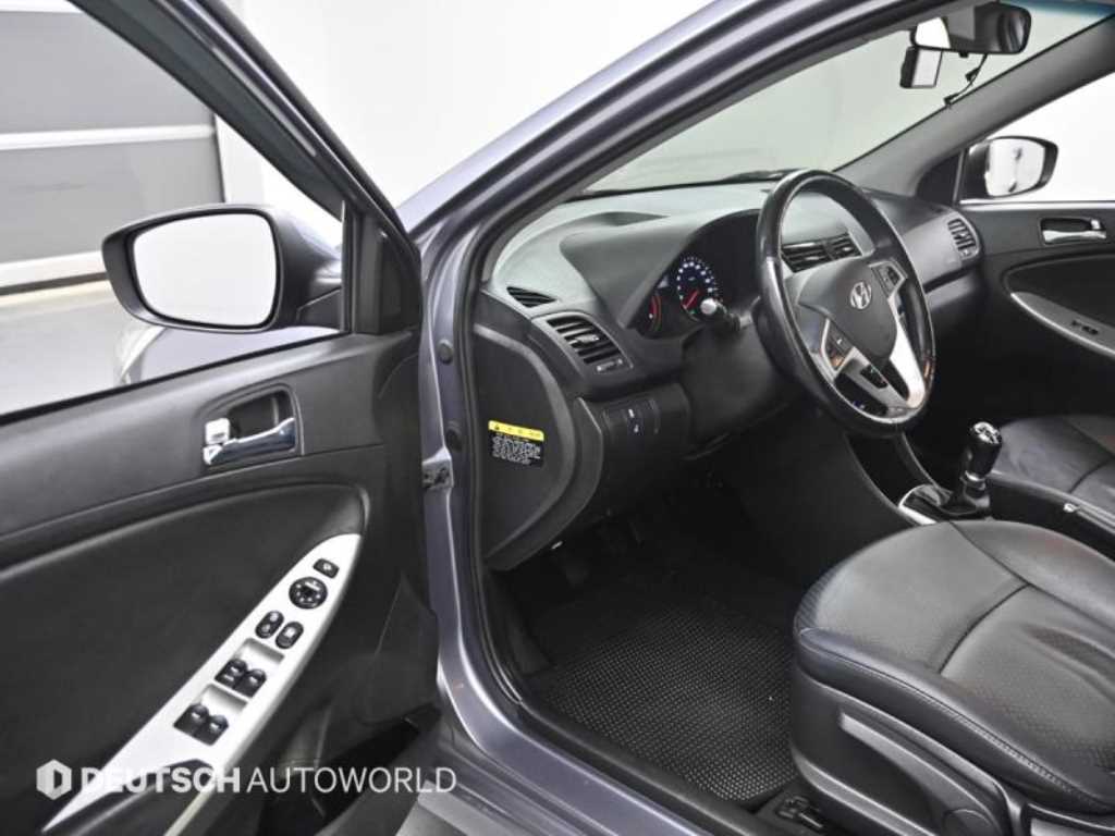 HYUNDAI Accent - Vista 11