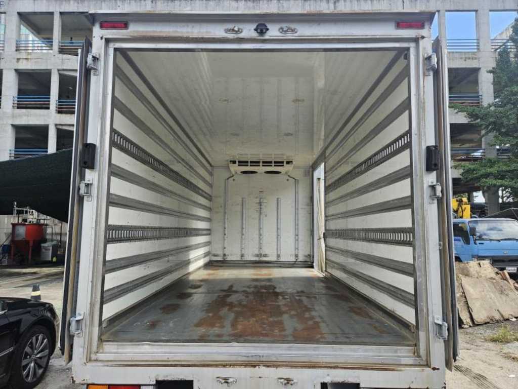 medium and large cargo truck - Vista 7