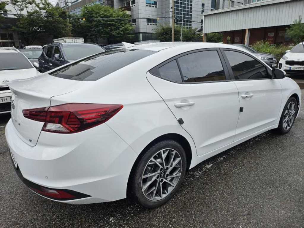 HYUNDAI Avante - Vista 5