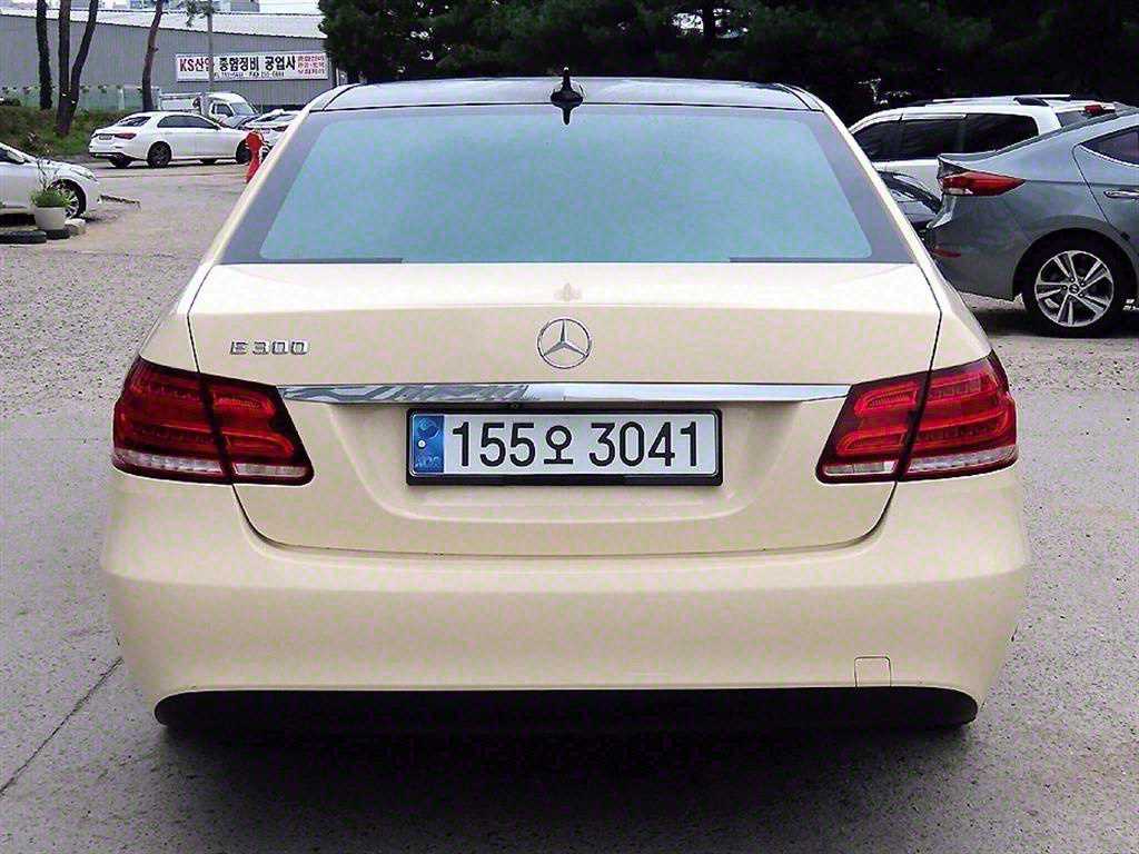 Mercedes Benz E class - Vista 4