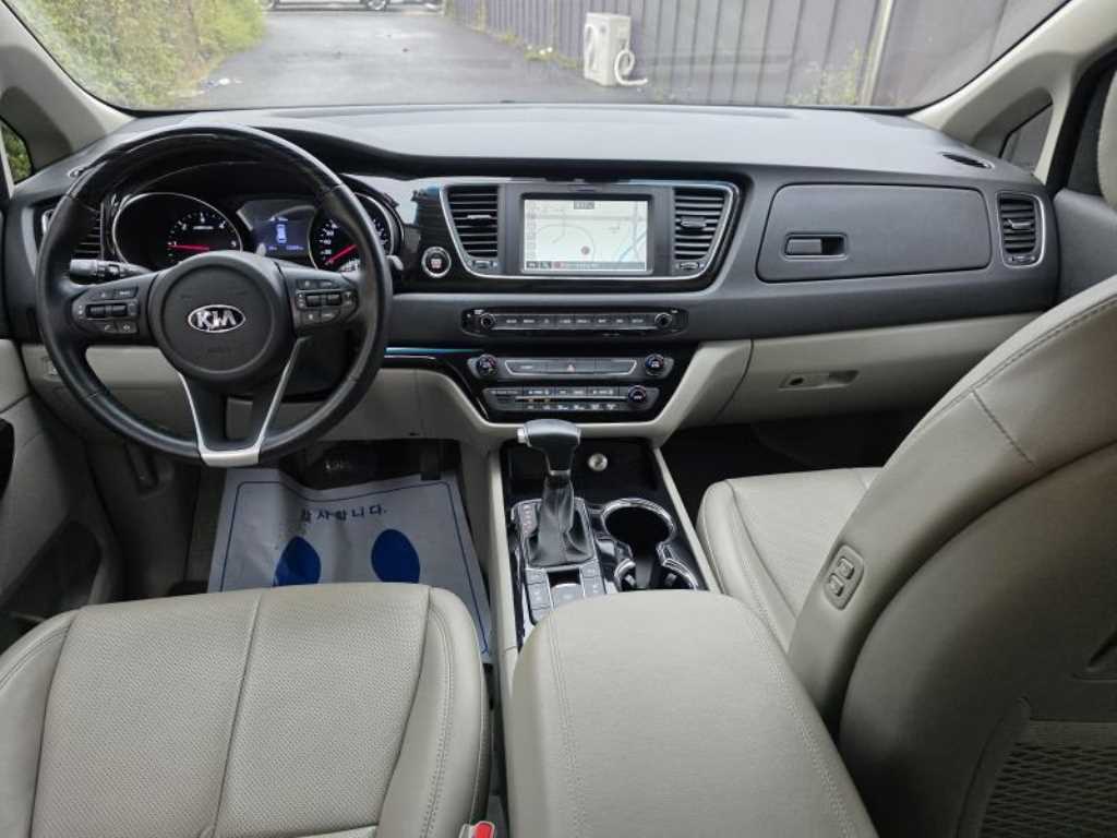 KIA Carnival - Vista 10