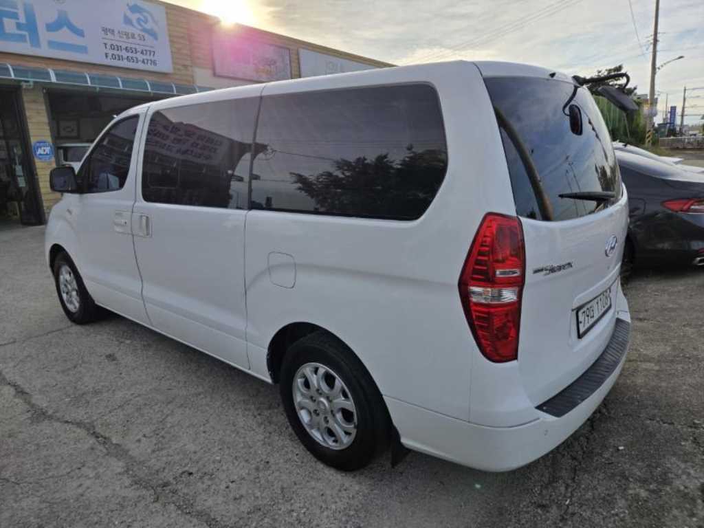 HYUNDAI Starex - Vista 6
