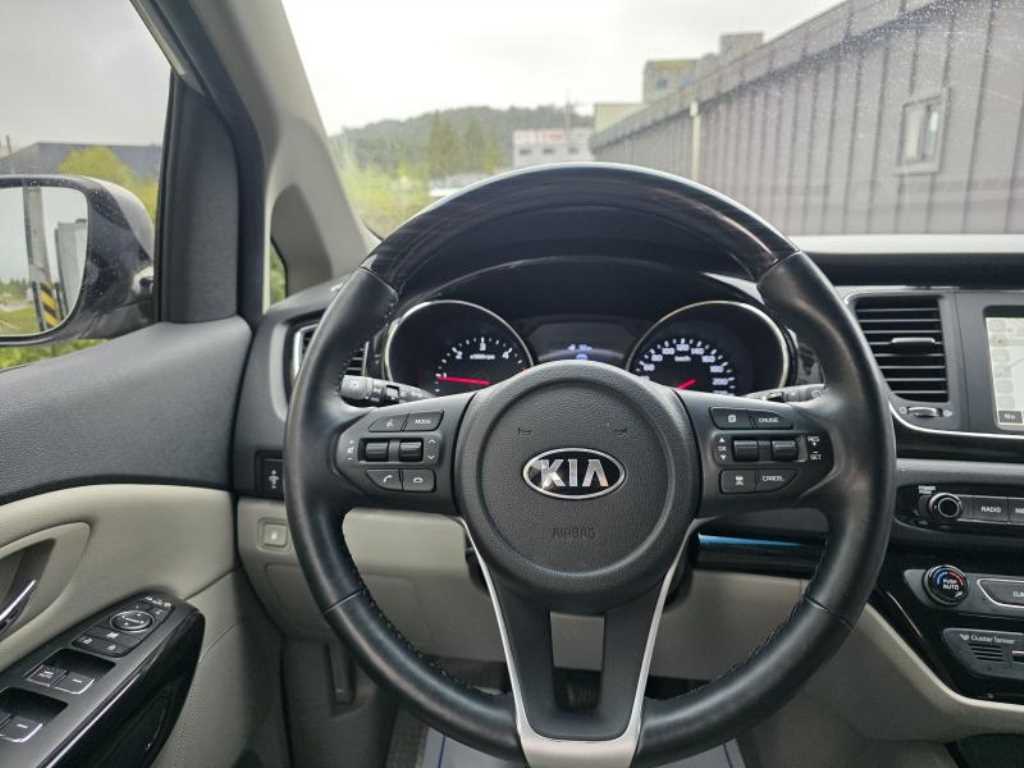 KIA Carnival - Vista 11