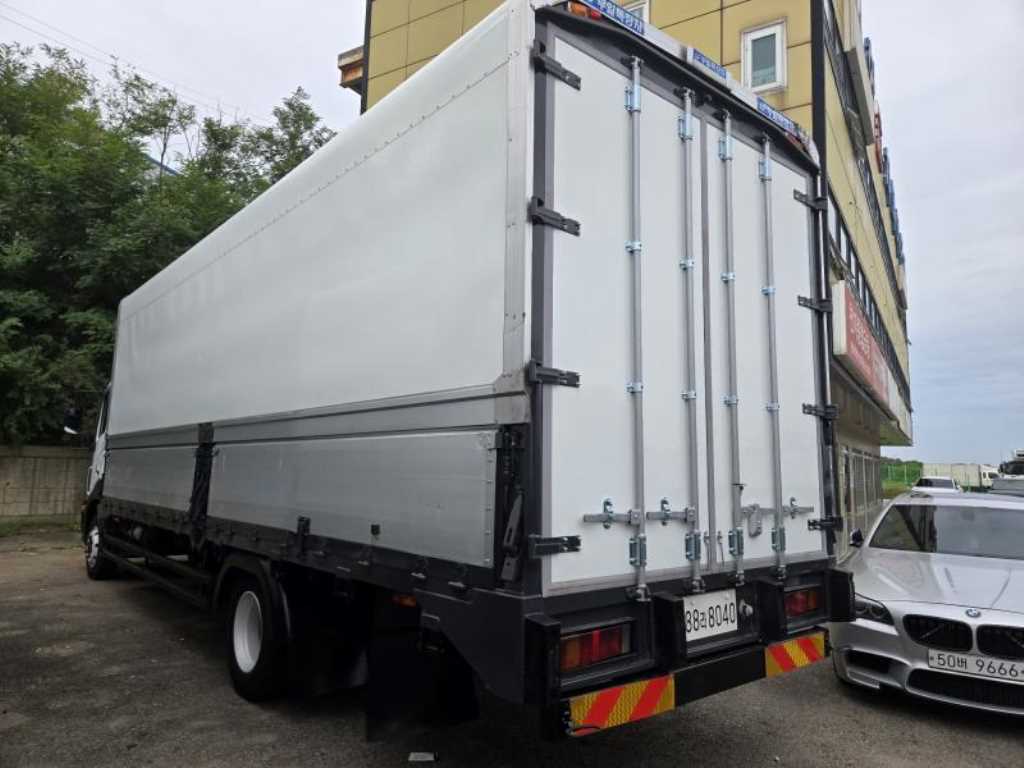 medium and large cargo truck - Vista 5