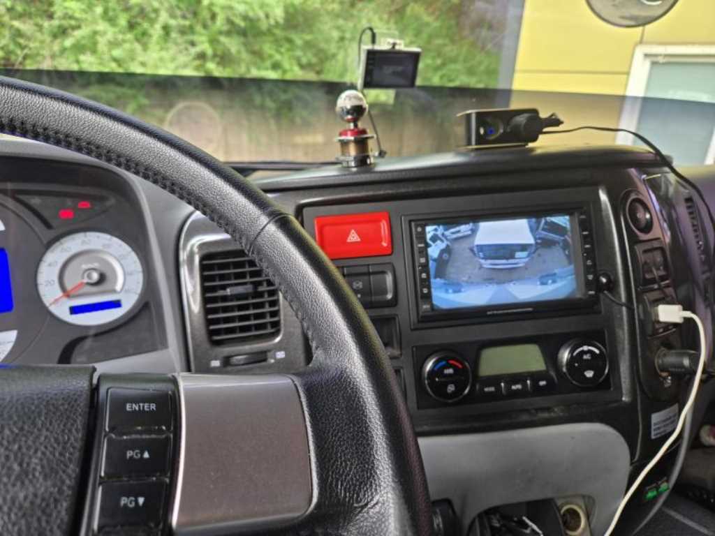 medium and large cargo truck - Vista 9