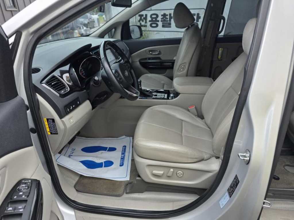 KIA Carnival - Vista 12