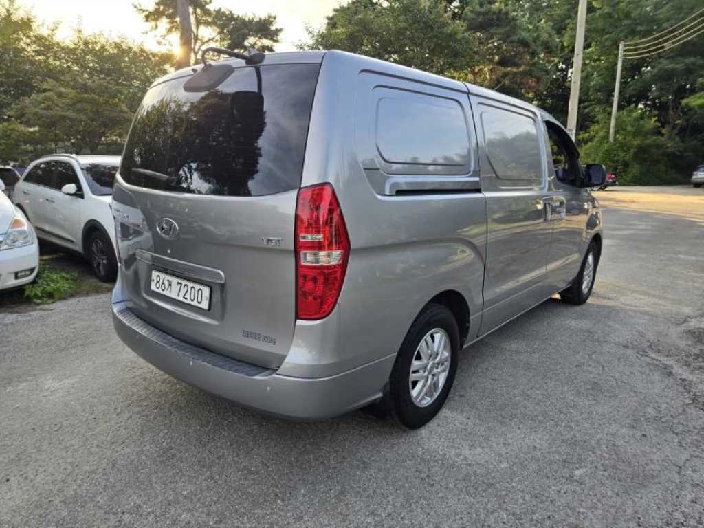 HYUNDAI Starex - Vista 6