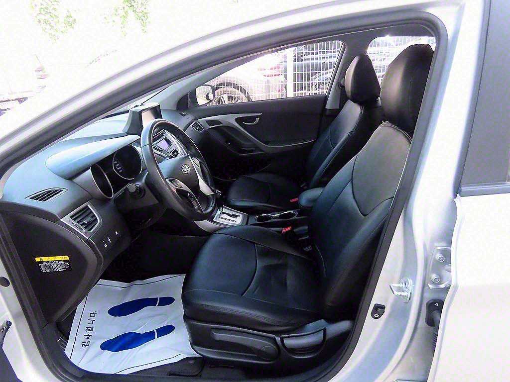 HYUNDAI Avante - Vista 5