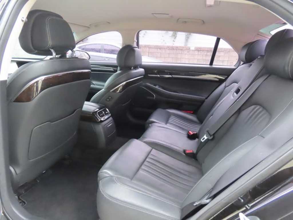 Genesis G90 - Vista 8