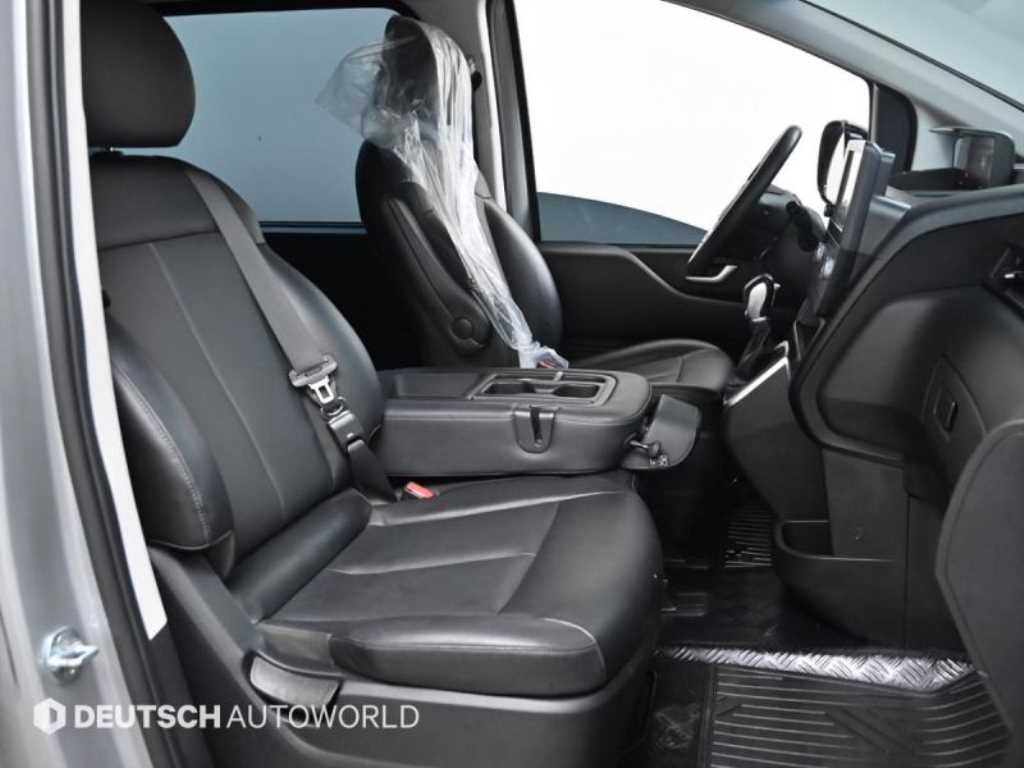 HYUNDAI Staria - Vista 10