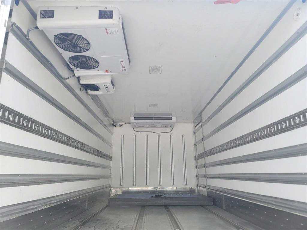 medium and large cargo truck - Vista 11